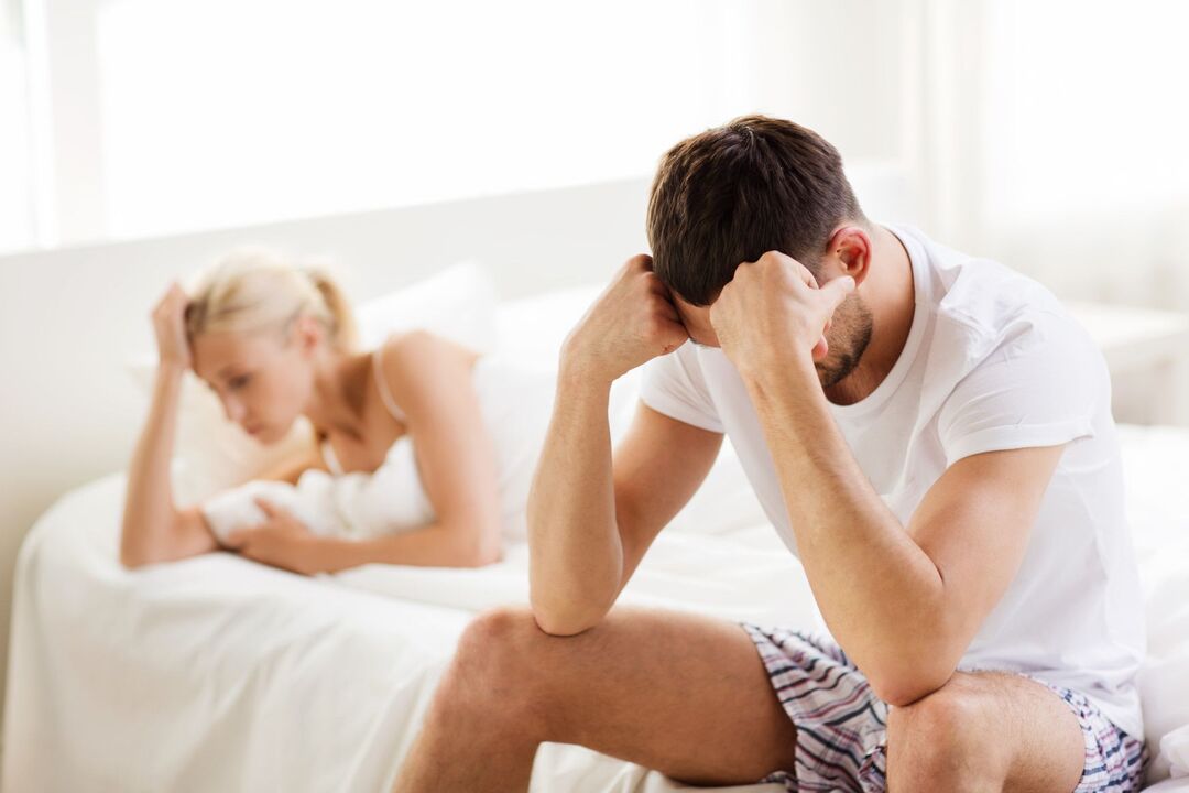 Ein Mann ist verärgert über die geringe Leistung, wie man sie steigern kann